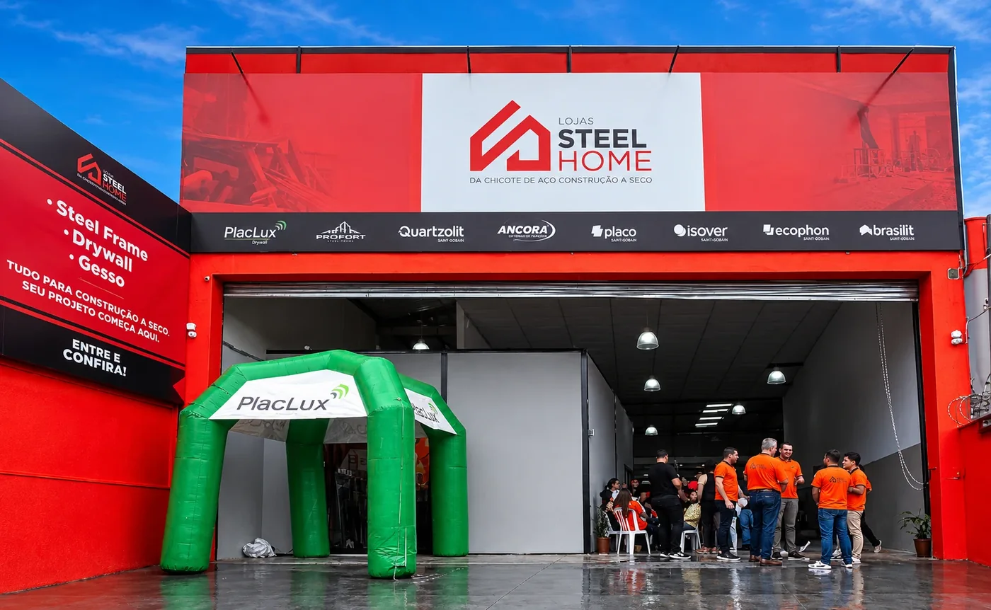 Inauguração de uma loja Steel Home com equipe de camisa laranja